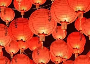 العثور على المصباح المخفي بين المصابيح اليابانية