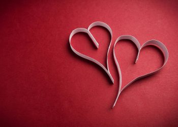 10 علامات تدل على أنه يفكر بك وهو بعيد