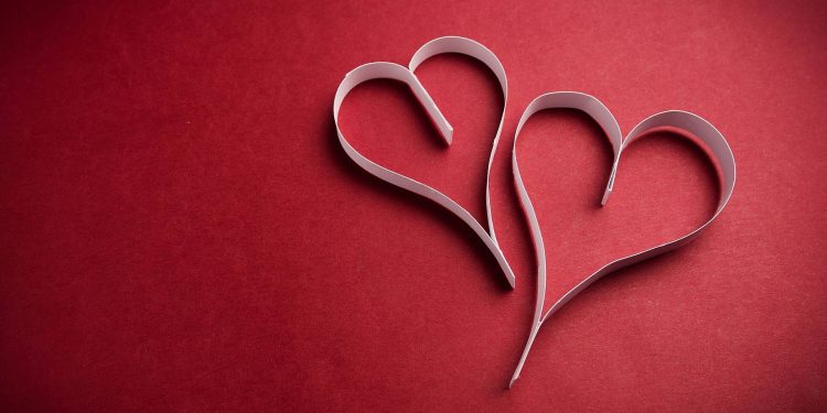 10 علامات تدل على أنه يفكر بك وهو بعيد