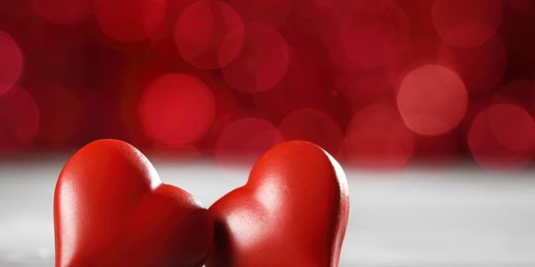 علامات حب الرجل للمرأة سرًا