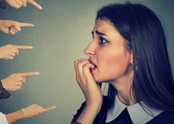 علامات التوتر في لغة الجسد