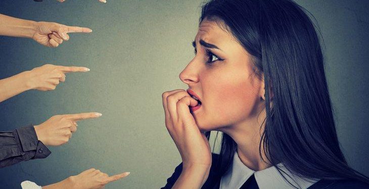 علامات التوتر في لغة الجسد