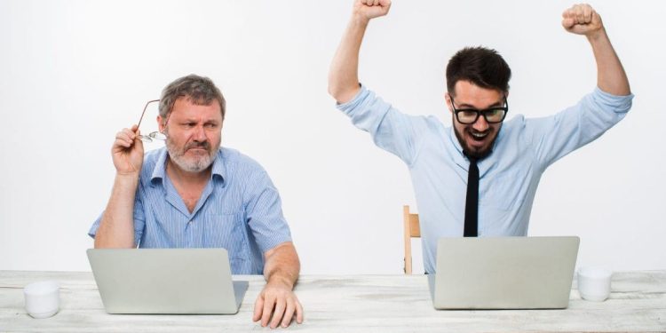 كيف تعرف أن الشخص يغار منك من خلال لغة الجسد؟