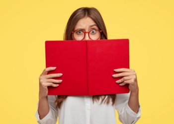 ما معنى رفع الحاجبين في لغة الجسد؟