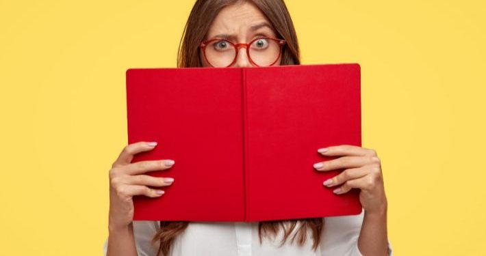 ما معنى رفع الحاجبين في لغة الجسد؟