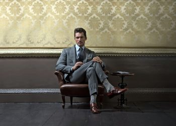 معنى وضع اليد على الفخذ في لغة الجسد