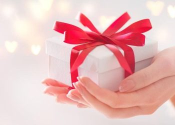 ما تفسير حلم الهدية من شخص معروف؟