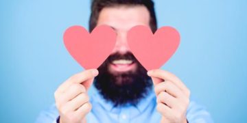 أقوى علامات الحب عند الرجل