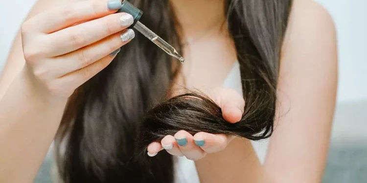 طريقة وضع الزيت على الشعر