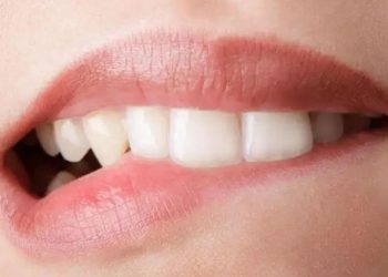 عض الشفاه في لغة الجسد