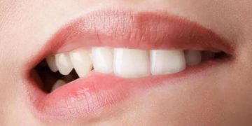 عض الشفاه في لغة الجسد