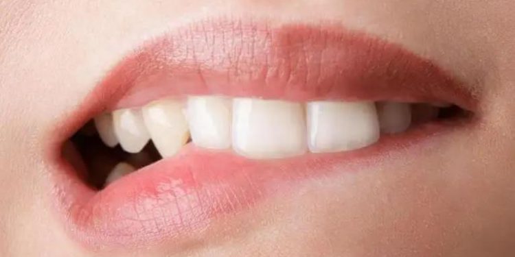 عض الشفاه في لغة الجسد