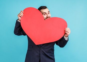 علامات حب الرجل في علم النفس