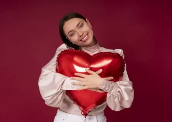 علامات حب المرأة للرجل في صمت