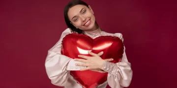 علامات حب المرأة للرجل في صمت