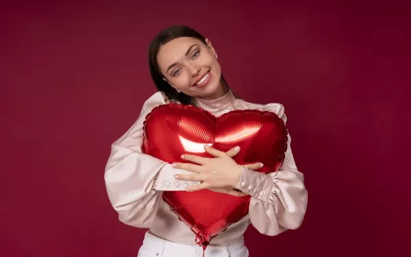 علامات حب المرأة للرجل في صمت