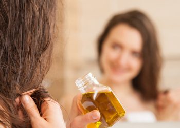 مدة وضع الزيت على الشعر