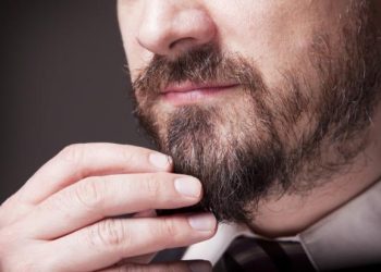 معنى حك الذقن في لغة الجسد