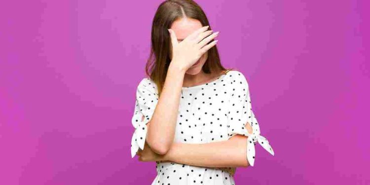 علامات الخجل في لغة الجسد