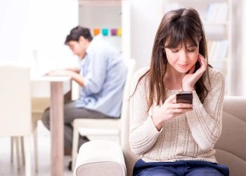 علامات حب المرأة المتزوجة لرجل غير زوجها