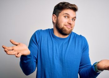 معنى رفع الأكتاف في لغة الجسد