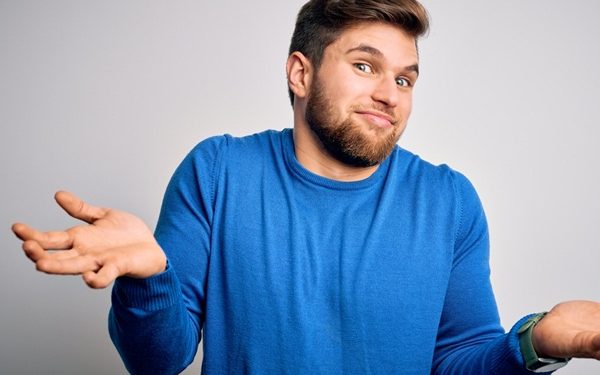 معنى رفع الأكتاف في لغة الجسد