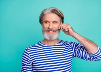 لمس الشارب في لغة الجسد