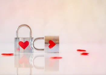 أشعر أنه يحبني: كيف أتأكد من مشاعره الحقيقية؟