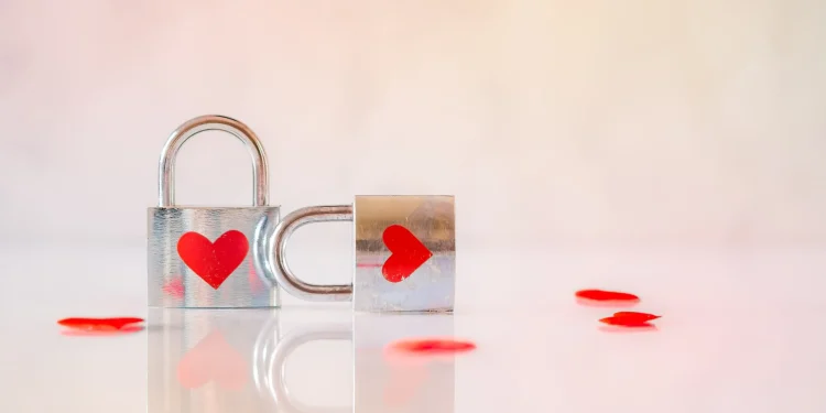 أشعر أنه يحبني: كيف أتأكد من مشاعره الحقيقية؟