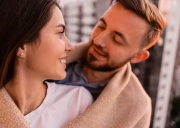 تحديق المرأة في عيون الرجل