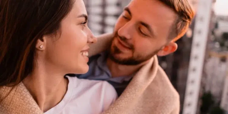 تحديق المرأة في عيون الرجل