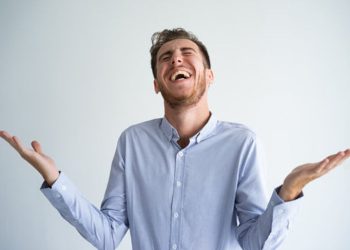 تفسير الضحك بدون سبب في علم النفس