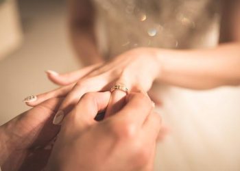 علامات رغبة الرجل بالزواج منك