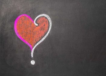 كيف تعرف أنها تحبك سراً؟