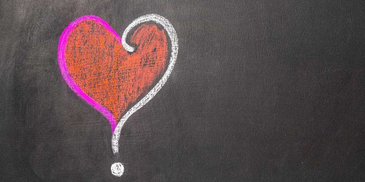 كيف تعرف أنها تحبك سراً؟