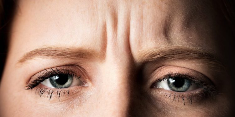 عقد الحاجبين في لغة الجسد