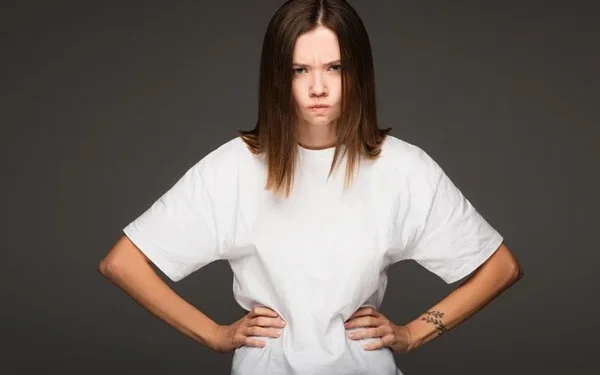 وضع اليد على الخصر في لغة الجسد