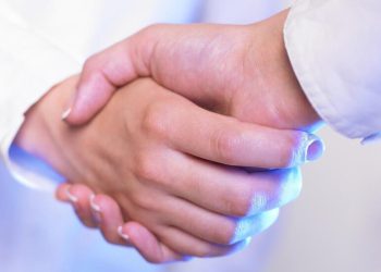 المصافحة في لغة الجسد