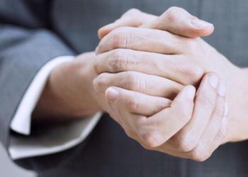 ضم اليدين في لغة الجسد