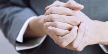 ضم اليدين في لغة الجسد