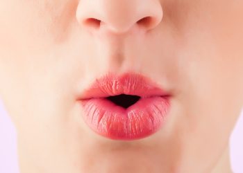 ماذا يعني زم الشفاه في لغة الجسد؟