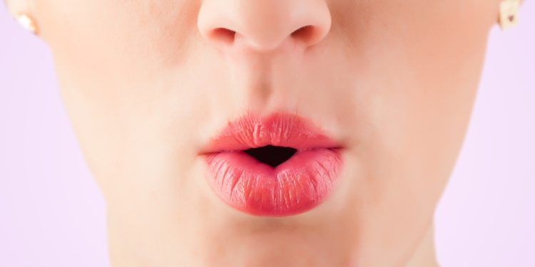 ماذا يعني زم الشفاه في لغة الجسد؟