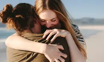 معنى العناق في لغة الجسد