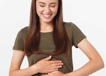 معنى وضع اليد على البطن في لغة الجسد