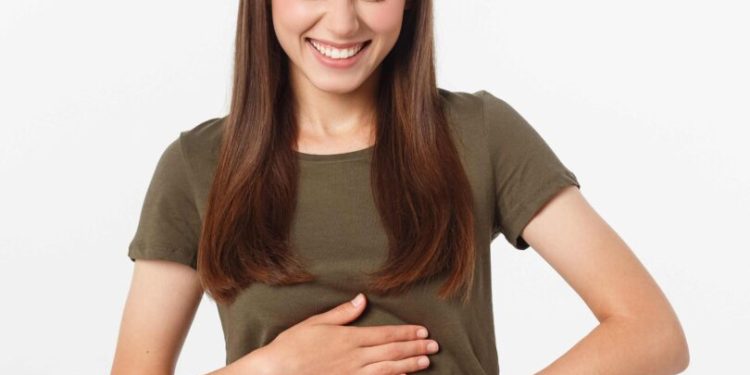 معنى وضع اليد على البطن في لغة الجسد