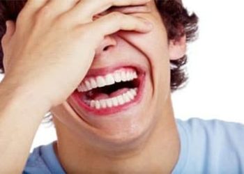 وضع اليد على الوجه عند الضحك في لغة الجسد