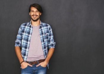 وضع اليد في الجيب