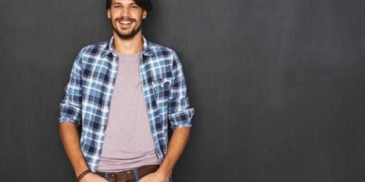 وضع اليد في الجيب