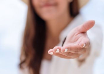 فتح الأيدي في لغة الجسد