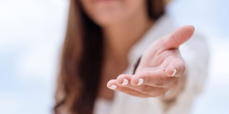 فتح الأيدي في لغة الجسد